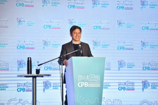 Axel Kicillof, al gobierno de Milei, antes de invitar a firmas pactos, «primero paguen lo que les robaron a las provincias»