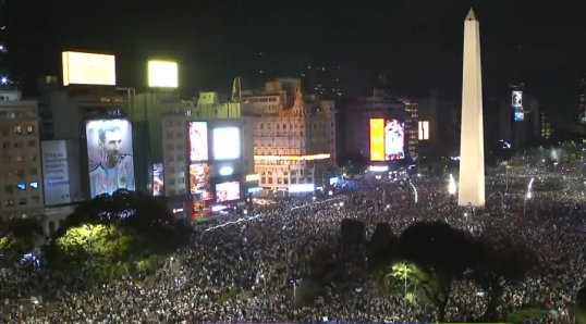 Una multitud celebra el pase de Argentina a la final del Mundial
