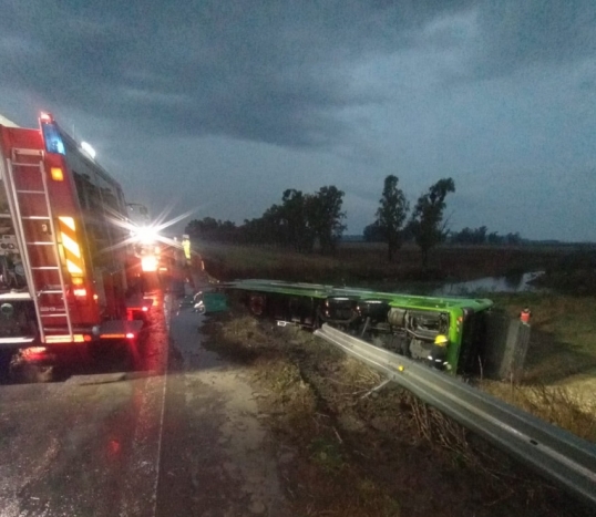 Un micro volcó en la Ruta Nacional 7 a la altura de Carmen de Areco