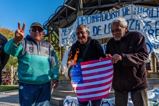 Entre Ríos: Detienen a jubilados por quemar un dibujo de una bandera de EE.UU