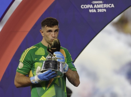 Dibu Martínez, fue sancionado por la FIFA con dos partidos de suspensión