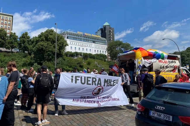 Javier Milei llegó a Alemania en medio de protestas