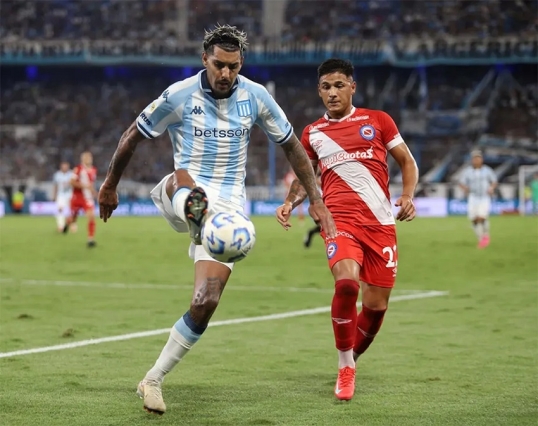 Torneo apertura de la Liga Profesional de Fútbol: Racing juega ante Argentinos Juniors