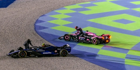 Fórmula 1: Lo chocan a Franco Colapinto, en la primera curva y quedó afuera del Gran Premio de Qatar