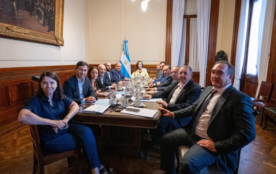Guillermo Francos, se reunió con los senadores dialoguistas para tratar proyectos en extraordinarias