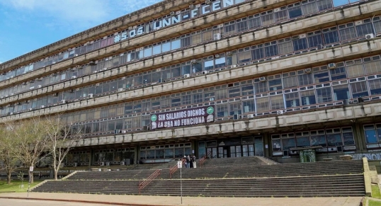 El vocero presidencial que no acierta: dijo que el 40% de los estudiantes de la UBA son extranjeros