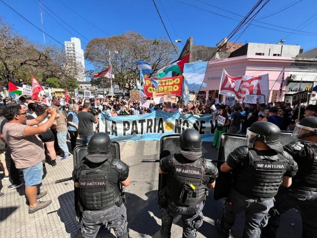 Disturbios en la peatonal de Santa Fe por la visita de Milei